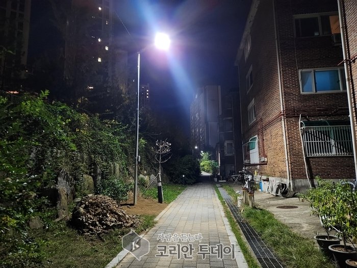 [코리안투데이] 신곡포레스타뷰 아파트 인근 보행로에 설치된 새 LED 도로조명시설 © 강은영 기자