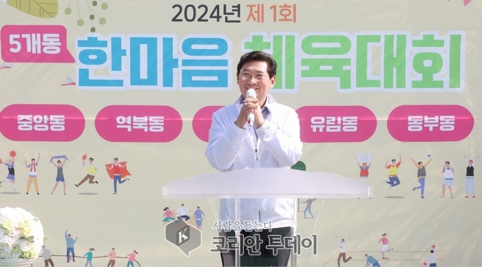 [코리안투데이] 이상일 시장이 12일 '2024년 5개동 한마음 체육대회'에 참석해 인사말을 하고 있다. © 김나연 기자