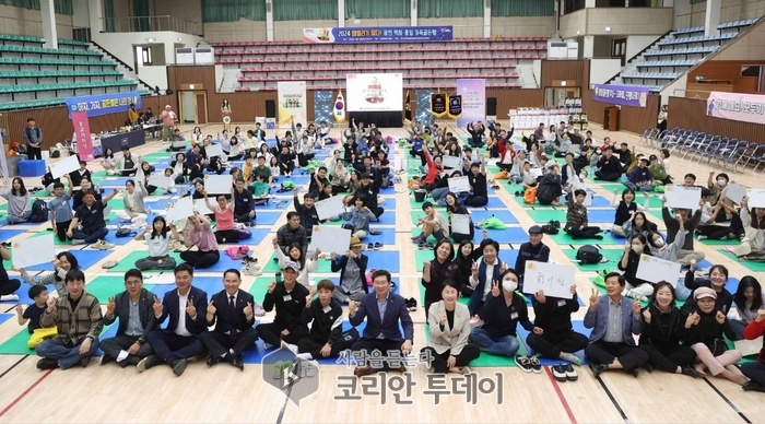 [코리안투데이] 10월12일 강남대 목양관에서 열린 '용인특례시 역사 통일 가족 골든벨 대회'에서 이상일 시장이 참가자들과 함께 소통하는 시간을 가졌다. © 김나연 기자