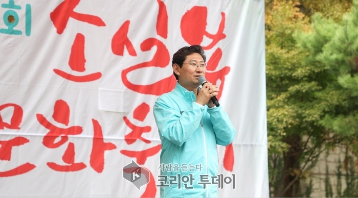 [코리안투데이] 이상일 용인특례시장이 13일 상현2동 소실봉 문화축제에 참석해 축사하고 있다. © 김나연 기자