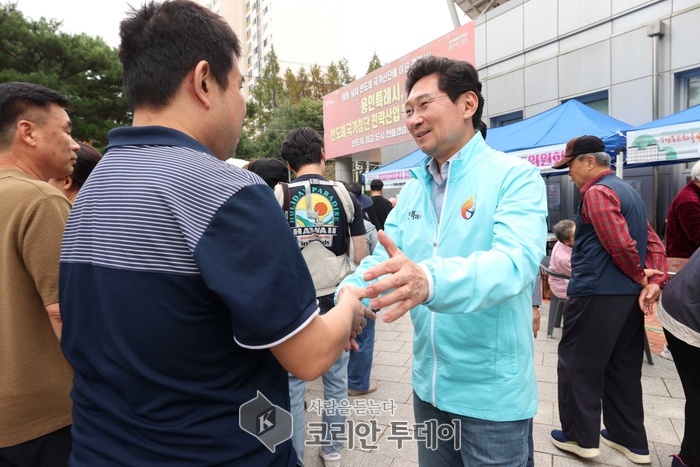 [코리안투데이] 이상일 용인특례시장이 13일 소실봉 문화축제에서 부스를 돌아보며 시민들과 인사하고 있다. © 김나연 기자