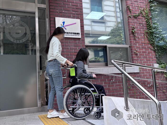 [코리안투데이] 대여한 휠체어를 사용 중인 구민