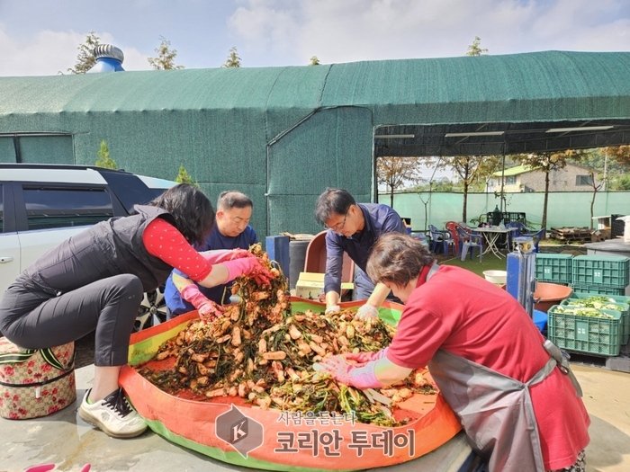 [코리안투데이]남촌도림동, 홀몸 어르신에 사랑담은 알타리 김치 전달] © 김현수 기자