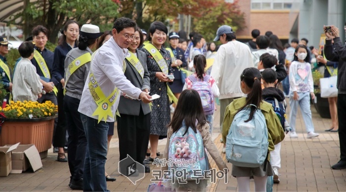 [코리안투데이] 이상일 용인특례시장이 15일 아침 수지구 신봉동 신봉초등학교를 찾아 학교 관계자.학부모들과 함께 통학로를 살피고 관계자들과 교통안전 캠페인에 나섰다. © 김나연 기자
