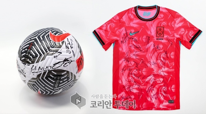 [코리안투데이] 15일 용인미르스타디움에서 열린 2026 북중미 아시아지역 3차예선 이라크전 현장에서 정몽규 대한축구협회 회장이 이상일 용인특례시장에게 선물한 국가대표 축구선수단의 친필사인볼과 유니폼 © 김나연 기자