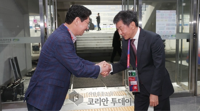[코리안투데이] 이상일 용인특례시장이 15일 용인미르스타디움에서 열린 '2026 국제축구연맹 북중미 월드컵' 아시아지역 3차예선 B조 4차전 대한민국과 이라크 경기 시작에 앞서 정몽규 대한축구협회 회장과 악수하고 있다. © 김나연 기자