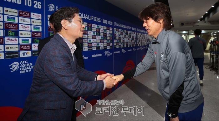 [코리안투데이] 이상일 용인특례시장이 15일 용인미르스타디움에서 열린 '2026 국제축구연맹 북중미 월드컵' 아시아지역 3차예선 B조 4차전 대한민국과 이라크 경기 시작에 앞서 홍명보 국가대표팀 감독과 악수하고 있다. © 김나연 기자