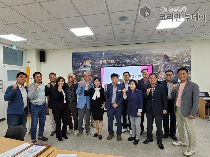 [코리안투데이] 일죽면기업인협의회, 신규 회원사 인증서 및 뱃지 전달 © 이명애 기자