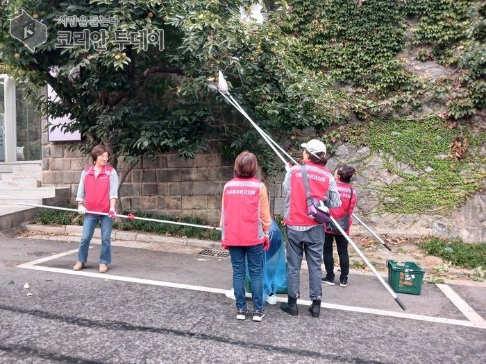 [코리안투데이] 감 수확하는 주민들 © 김미희 기자