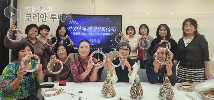 [코리안투데이] 여성단체 회원들, 양말목으로 만든 크리스마스 리스 작품 발표 © 강은영 기자