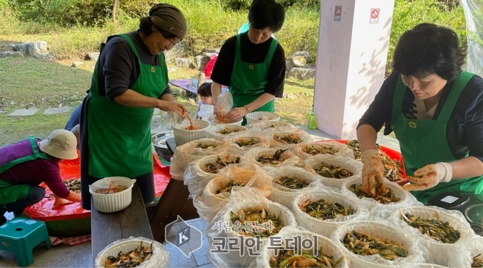 [코리안투데이] 동백2동 새마을부녀회가 지난 16일 행정복지센터에서 가을 김장행사를 갖고 어려운 이웃에게 김치를 전달했다. © 김나연 기자