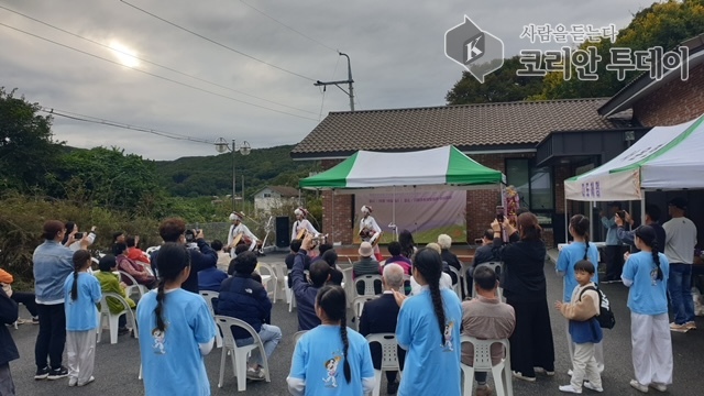 [코리안투데이] 클래식, 국악 등 다양한 공연으로 주민과 등산객이 함께한 음악회 © 이명애 기자