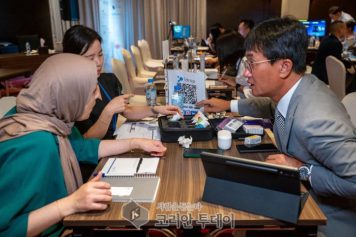 [코리안투데이] 성남시 시장개척단이 지난 9월 24일 두바이 미디어 로타나 호텔에 차려진 수출상담장에서 현지 바이더르과 계약 상담 중이다. © 김나연 기자