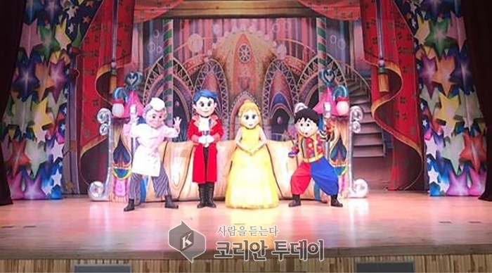 [코리안투데이] '모두모두 안전생활 출발' 뮤지컬 공연. 마법이 풀린 야수왕자의 주인공 벨이 결혼을 약속하는 엔딩 장면 © 김나연 기자