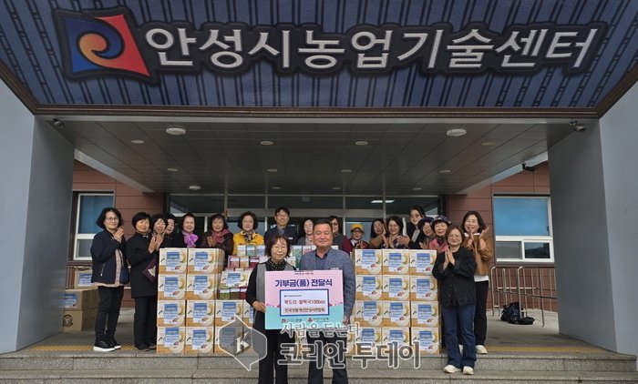 [코리안투데이] 손뜨개 목도리와 쌀떡국 기부로 지역사회에 따뜻한 손길 전달© 이명애 기자
