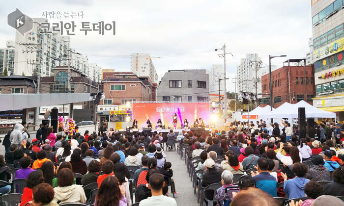 [코리안투데이] 2024 동오마실페스타 현장에서 공연을 즐기는 시민들 © 강은영 기자