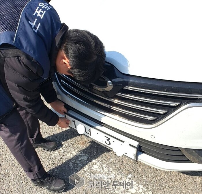 [코리안투데이] 체납 차량의 번호판을 영치하고 있는 모습