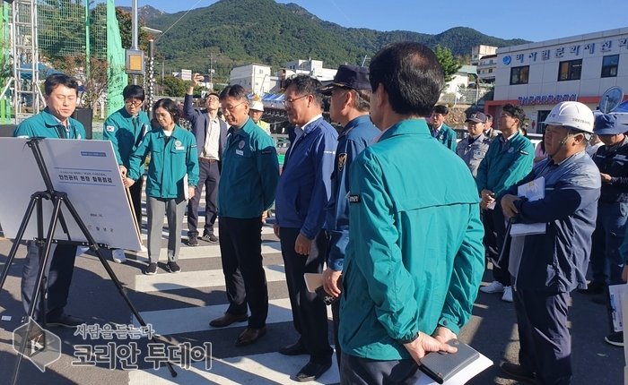 [코리안투데이] 제38회 비사벌문화제 사전 현자 합동점검하고 있는 최영호 부군수 © 신성자 기자
