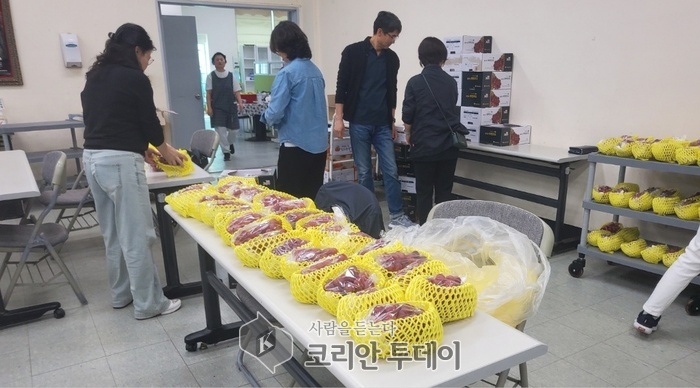 [코리안투데이] 19일 수원영은교회 마을공동체 봉사동아리 '영덕동 마을쟁이'가 지역 내 저소득 홀몸 어르신 가정에 250만원 상당의 과일을 전달했다. © 김나연 기자
