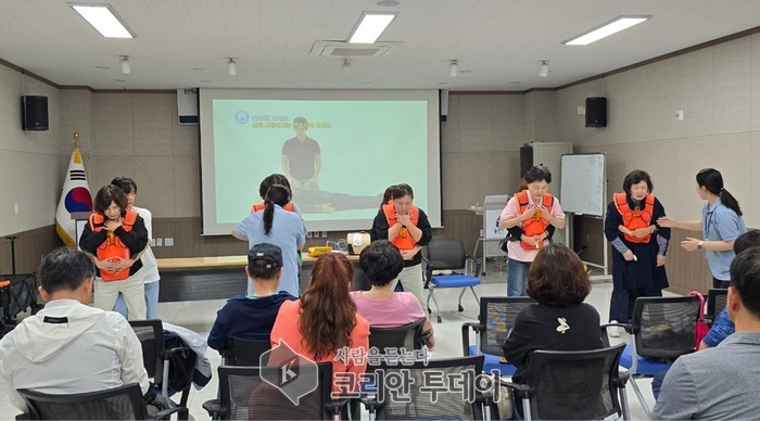 [코리안투데이] 10월18일 열린 마북동주민자치위원회 대상 심폐소생술 교육 현장 © 김나연 기자