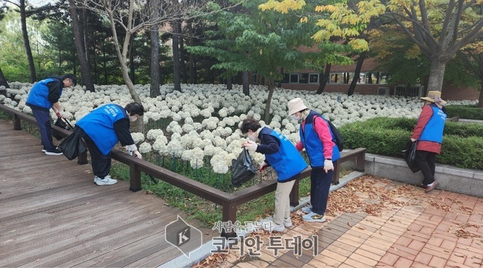 [코리안투데이] 죽전2동 통장협의회 통장들이 쾌적한 생활환경 조성을 위해 쓰레기를 줍고 있다. © 김나연 기자
