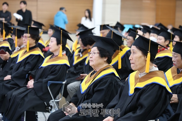 [코리안투데이] 사진 구로구 홍보팀 제공 제12기 일소일소 어르신 문화대학 수료식에 참석한 어르신들© 박수진 기자