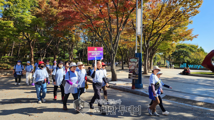 [코리안투데이]민주평통 인천남동구협의회, 비핵 ‧ 평화 ‧ 번영을 위한 걷기대회 개최] © 김현수 기자
