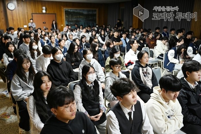 [코리안투데이] 창녕군청 대회의실에서 실시된 EBS 학습전략설명회에 참여한 학생들 © 신성자 기자