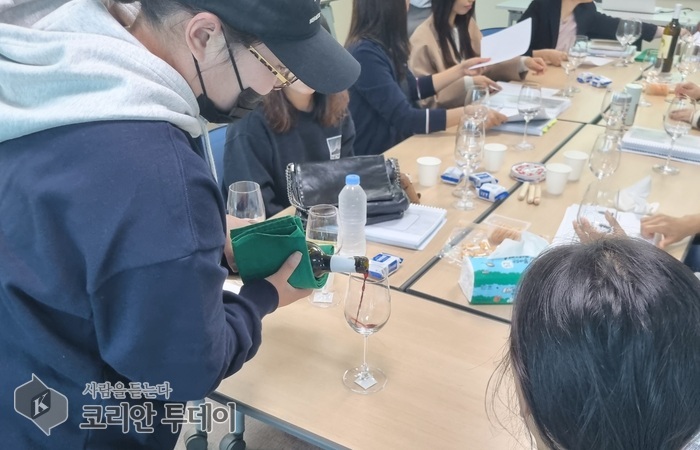 [코리안투데이] 호텔 서비스 인재 양성과정에 참여한 시민들 © 김미희 기자