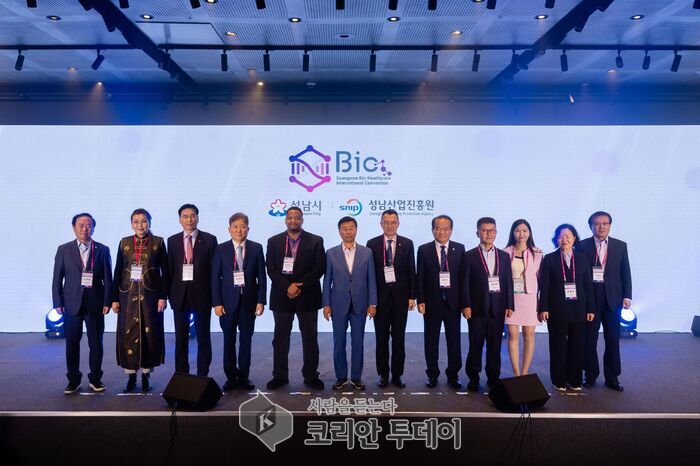 [코리안투데이] 신상진 성남시장(가운데)등이 10월 22일 판교 그래비티호텔에서 열린 2024 성남 바이오헬스케어 컨벤션 개막식에 참석하고 있다. © 김나연 기자