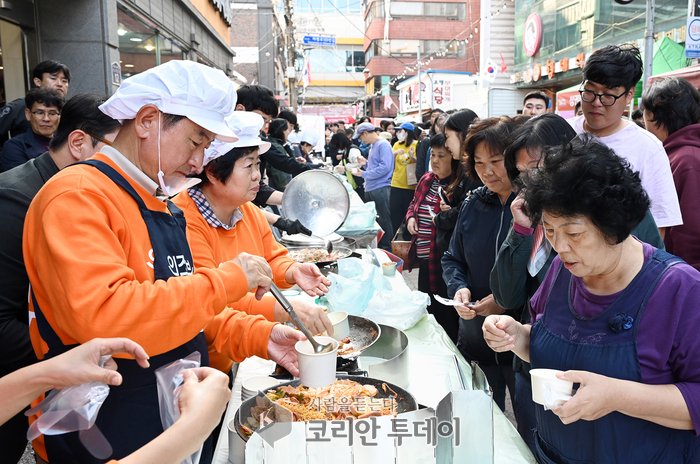 [코리안투데이] 의정부시, 제17회 부대찌개축제에서 무료 시식 행사 © 강은영 기자