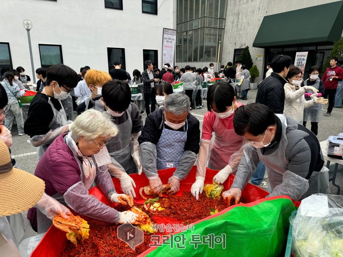 [코리안투데이] 원삼면 헌산중학교 학생들이 어려운 이웃을 위해 김장나눔 사랑실천 행사를 열었다. © 김나연 기자