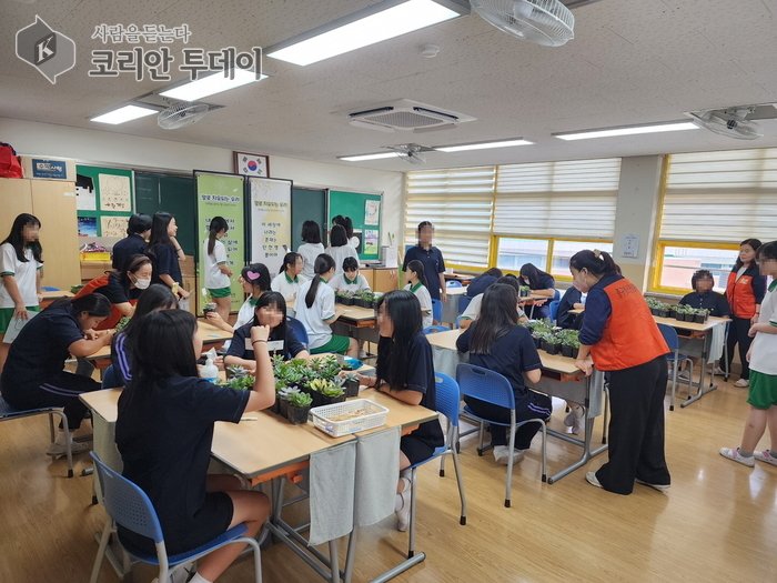 [코리안투데이] 반려 식물 나눔으로 생명의 소중함을 체험하는 학생들 © 김미희 기자