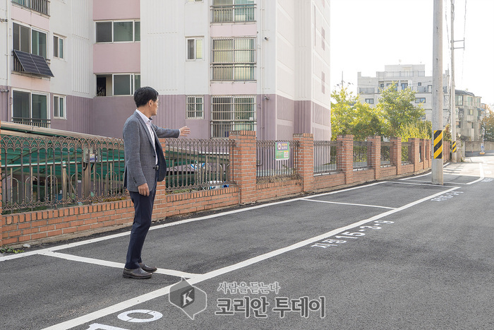 [코리안투데이] 양천구 신월5동에 새로 조성한 노외주차장을 둘러보는 이기재 구청장 © 변아롱 기자