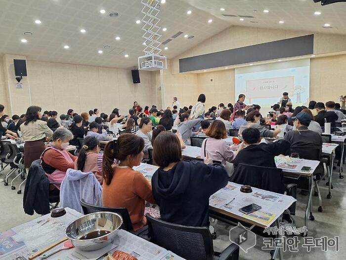 [코리안투데이] 가정1동 주민자치회, 새콤달콤 고추장 만들기 체험 성료 © 지승주 기자