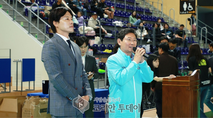 [코리안투데이] 용인특례시와 우지원이 함께하는 유소년농구대회에서 축사를 하고 있는 이상일 시장 © 김나연 기자