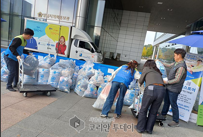 [코리안투데이] 장애인 직업재활시설에 보내기 위해 성남시청 공무원들이 시청 정문 앞에 모아온 의류.잡화.도서 등 © 김나연 기자