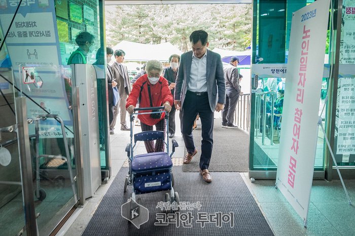 [코리안투데이] 보행기를 이용하시는 어르신과 복지관에 입장중인 이기재 양천구청장 © 변아롱 기자