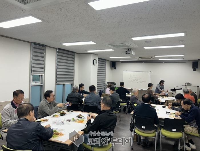 [코리안투데이] 의정부시평생학습원 ‘남다른 그 신사의 하루’ 특강을 듣는 참여자들 ©강은영 기자