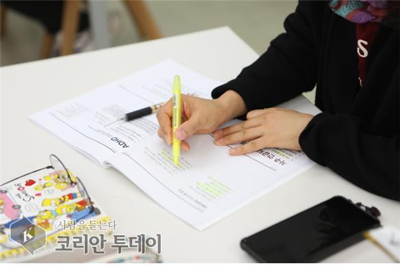 [코리안투데이] ABA부모대학 강의실에서 수강생들이 교육 내용에 집중하고 있다