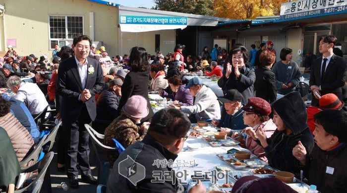 [코리안투데이] 이상일 용인특례시장이 6일 '제29회 지체장애인 대회'에 참석해 축제 참가자들과 인사 나누고 있다. © 김나연 기자