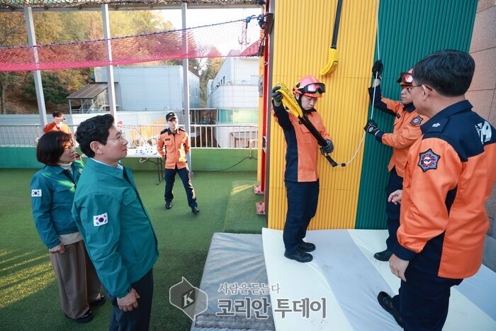 [코리안투데이] 7일 용인소방서에서 열린 '제8회 용인특례시 안전문화살롱'에서 이상일 시장이 완강기를 이용한 대피 방법을 시연하는 모습을 보고 있다. © 김나연 기자