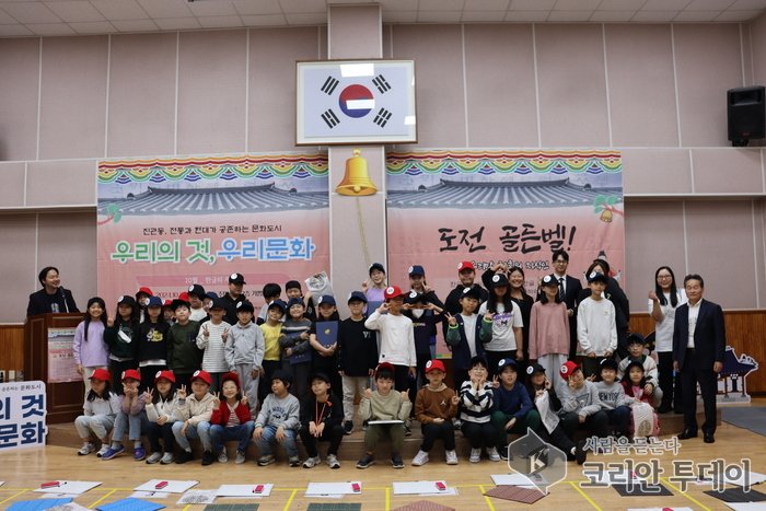 [코리안투데이] 도전골든벨 참가자들이 기념 촬영을 하고 있다