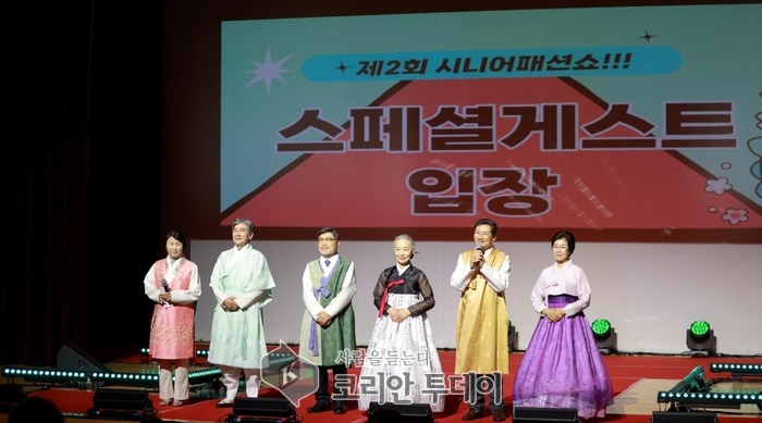 [코리안투데이] 이상일 용인특례시장(오른쪽 두번째)이 7일 시청 에이스홀에서 열린 제2회 시니어 모델 패션쇼 오프닝 무대를 열었다. © 김나연 기자