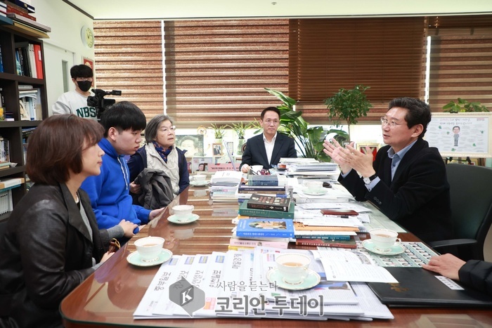 [코리안투데이] 이상일 용인특례시장은 8일 시장 접견실에서 가상현실 스포츠 체험센터 외벽 벽화 조성에 참여한 유동혁 작가와 발달장애인 예술공동체 '아뜨리에 플레이 투케더' 주상희 대표를 격려했다. © 김나연 기자