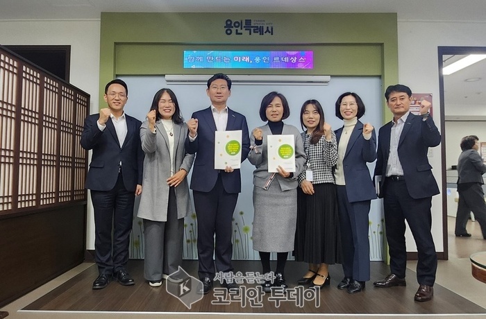 [코리안투데이] 이상일 용인특례시장과 김희정 용인교육지원청 교육장이 경기형 과학고 예비 지정 공모 신청서에 서명을 한 후 시 관계자들과 사진을 찍고 있다. © 김나연 기자