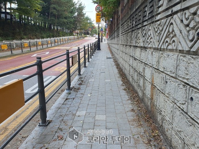 [코리안투데이] 용인특례시 수지구 신촌초 진입 보행로 절반을 차지했던 교통 표지판 철주가 제거된 인도 전경 © 김나연 기자