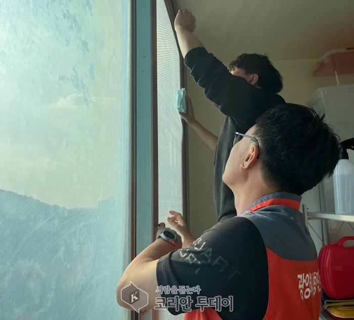 [코리안투데이] 9일 용인시-광양시 합동 봉사단이 드림스타트 가정을 찾아 단열 에어캡을 부착하고 온풍기를 전달했다. © 김나연 기자