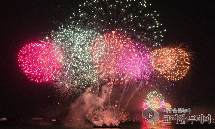 [코리안투데이] 광안리대교와 해변, 부산 해운대 일대에서 부산불꽃축제 향연 © 백창희 기자