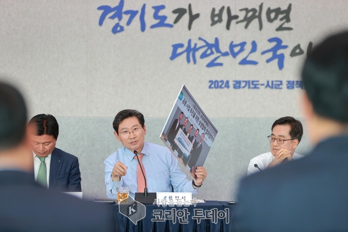 [코리안투데이] 이상일 용인특례시장이 11일 경기도청에서 열린 정책간담회에서 경기남부광역철도사업의 성공 추진을 위해 2023년 2월 맺은 협약 사진을 보여 주며 김 지사의 적극적인 협력을 요구했다. © 김나연 기자